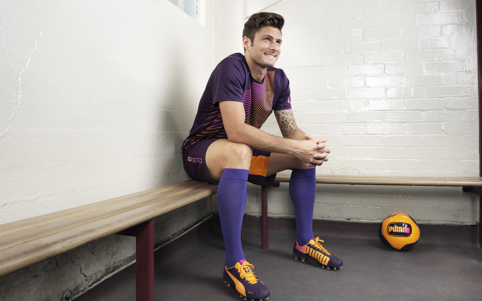 “青训专家引入国际先进理念，推动中国足球技术革新”，中国足球的青训理念